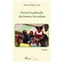 Derrière la palissade, des femmes, des enfants
