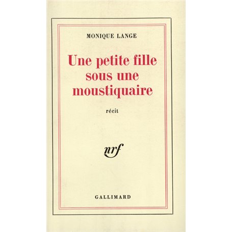 Une petite fille sous une moustiquaire