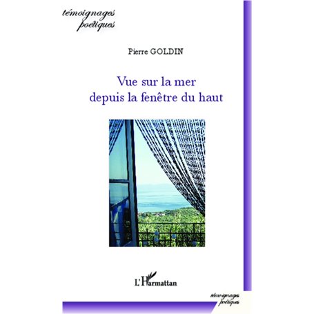 Vue sur la mer depuis la fenêtre du haut