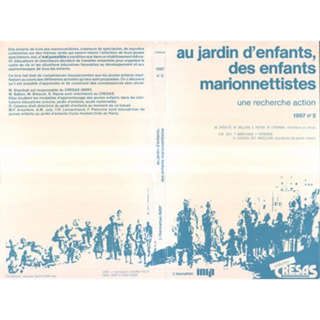 Au jardin d'enfants, des enfants marionnettistes