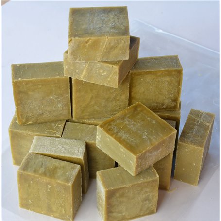 Lot de 15 à 18 savons EXTRA PUR à l'huile d'OLIVE. Issus d'une barre brut coupée en savonnettes de 80g-100g