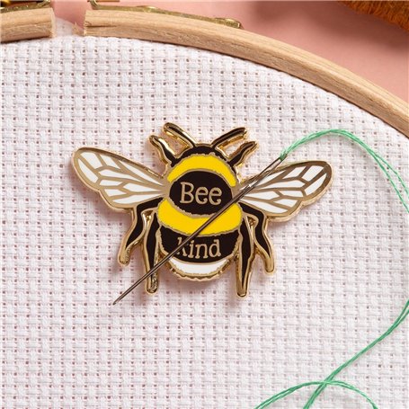 Caterpillar Cross Stitch Needle Minder – Bumblebee Bee Kind pour point de croix