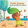 Petit castor reçoit un dôle de cadeau