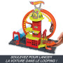 Hot Wheels City Coffret Looping Caserne de Pompiers avec 1 Voiture, Ascenseur Manuel, Rampe Jet d’Eau, éléments de Piste, Jouet 