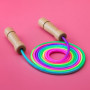 PRECORN Corde à sauter arc-en-ciel de qualité supérieure pour enfants - Avec poignées en bois - Environ 250 cm - Avec amplificat