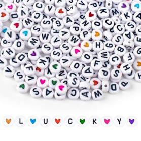 SUTOUG Lot de 1000 perles colorées à enfiler avec lettres de l'alphabet blanches de A à Z et perles en forme de cœur colorées, r